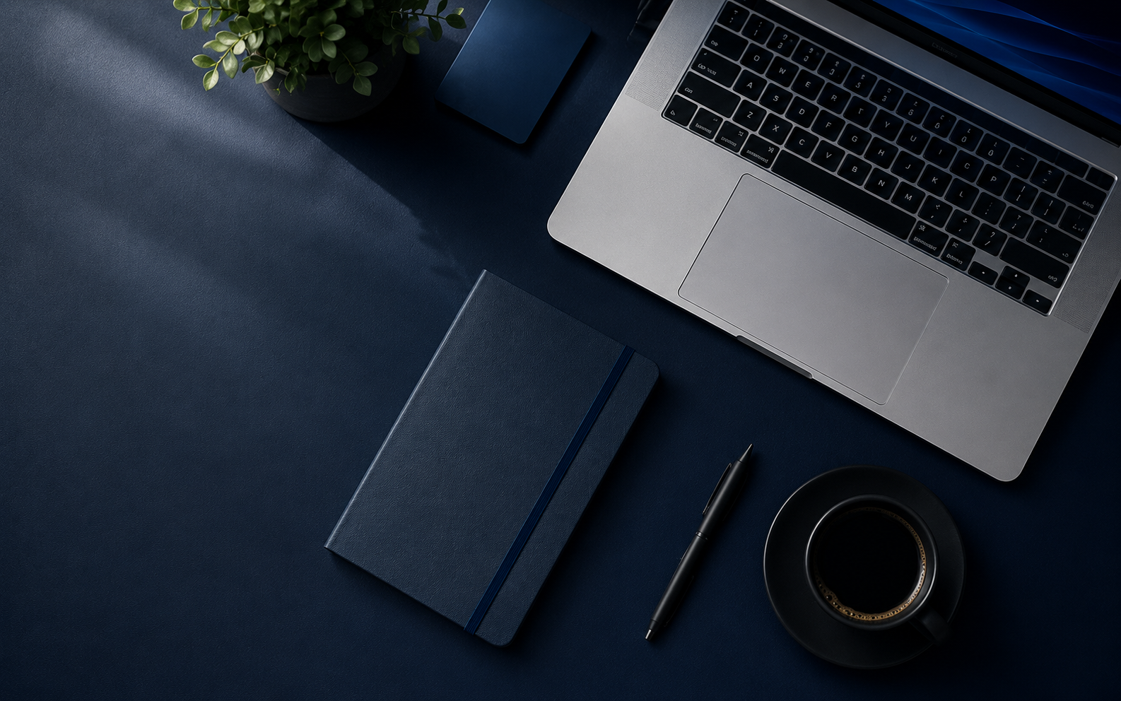 Mesa de trabalho navy com laptop e caderno